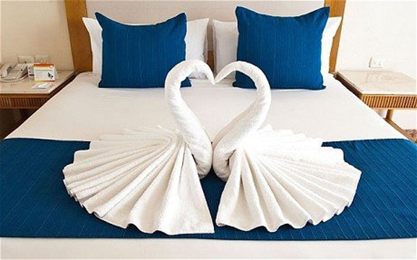 Bath-towels-folded-to-look-like-swans